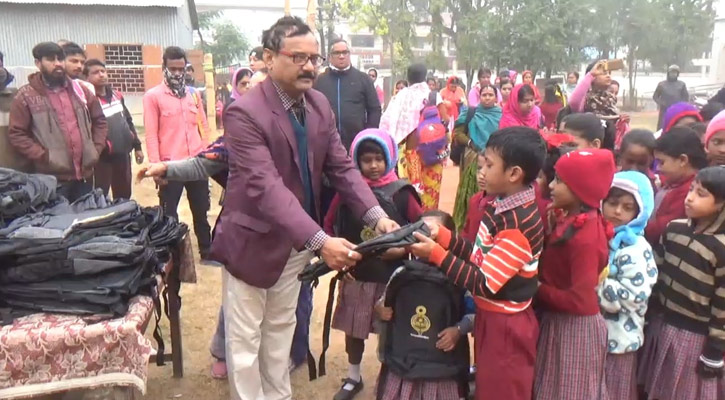 আগরতলায় স্কুলছাত্রীদের মধ্যে সাইকেল ও ব্যাগ বিতরণ