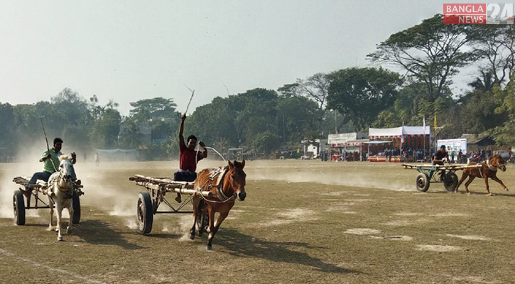 নড়াইলে সুলতান মেলায় ঘোড়ার গাড়ি দৌড়