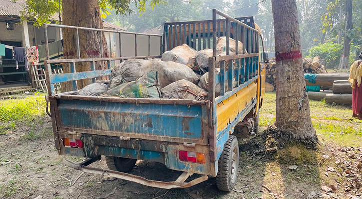 চুনারুঘাটে ৭৫০ কেজি চোরাই রাবারসহ আটক ৩