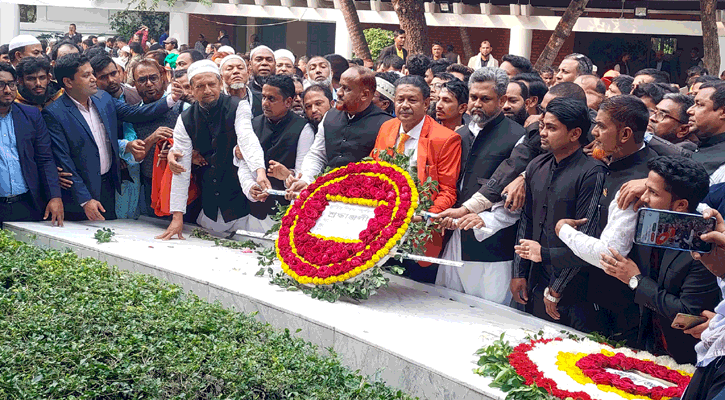 বঙ্গবন্ধুর সমাধিতে হাজীগঞ্জ আ. লীগ নেতাকর্মীদের শ্রদ্ধা  