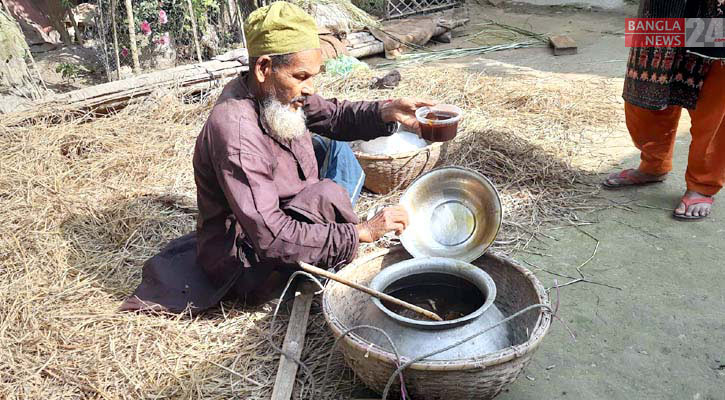 ৩০ বছর ধরে লালি বিক্রি করছেন বৃদ্ধ আয়ধন আলী