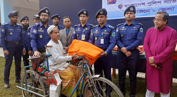 নওগাঁয় শীতার্তদের মধ্যে জেলা পুলিশের কম্বল বিতরণ