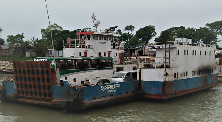 ১২ ঘণ্টা পর পাটুরিয়া-দৌলতদিয়ায় ফেরি চলাচল স্বাভাবিক