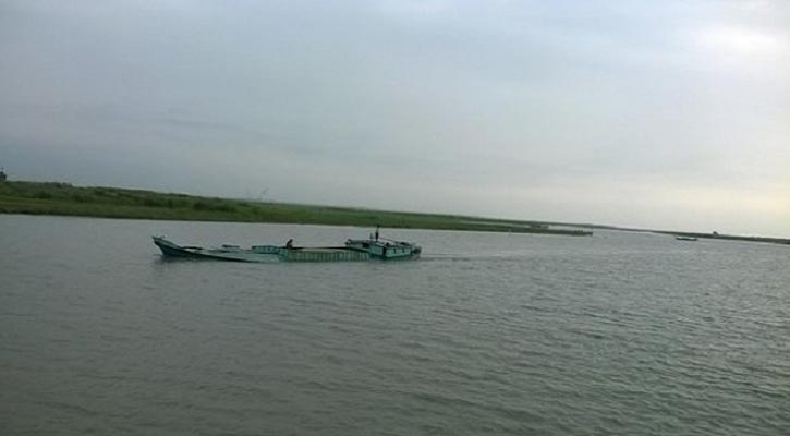 বরিশালে বাল্কহেডের ধাক্কায় ডুবল ট্রলার, নিহত ১