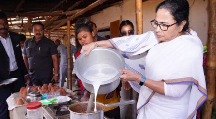 দোকানে ঢুকে দুধ চা বানালেন মমতা