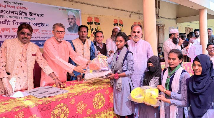 মতলবে ১২ শিক্ষাপ্রতিষ্ঠানে ক্রীড়াসামগ্রী বিতরণ