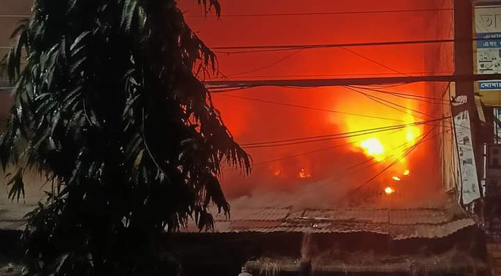 আন্দরকিল্লায় মার্কেটে আগুন, নিহত ১