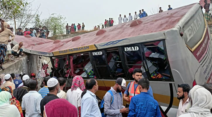 পদ্মা সেতুর এক্সপ্রেসওয়েতে নিয়ন্ত্রণ হারিয়ে বাস খাদে, নিহত ১৬