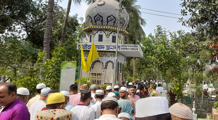 কবরস্থানে উপচেপড়া ভিড়, স্বজনদের কান্না