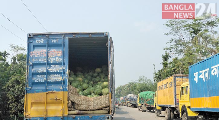 ২ ফেরি বিকল, ঘাটেই নষ্ট হচ্ছে অর্ধকোটি টাকার তরমুজ