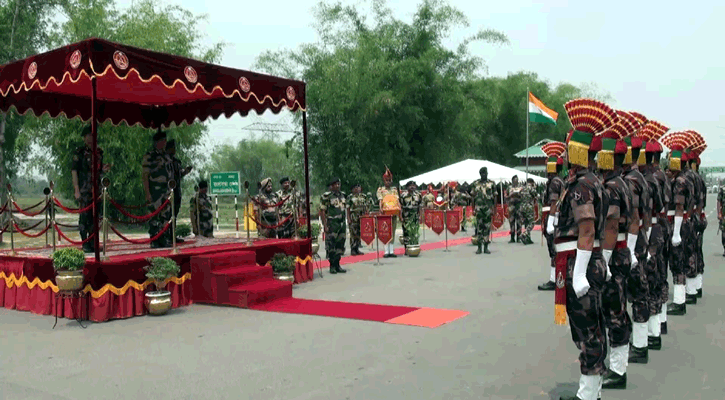 বিএসএফের মহাপরিচালকের বাংলাবান্ধা সীমান্ত এলাকা পরিদর্শন