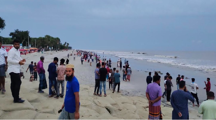 ৮ নম্বর মহাবিপদ সংকেতেও সৈকতে পর্যটকদের ভিড়