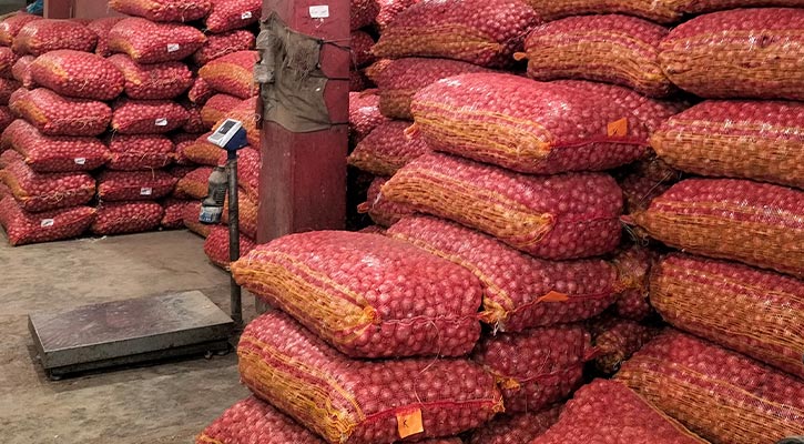 পাইকারিতে পেঁয়াজের দাম কমলেও খুচরায় কমেনি