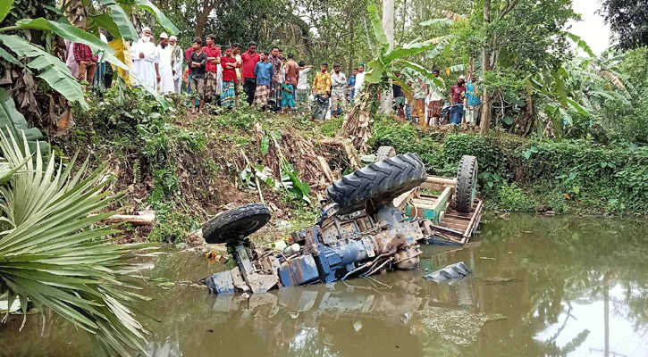 নেত্রকোনায় লরি নিয়ন্ত্রণ হারিয়ে পুকুরে, চালক নিহত