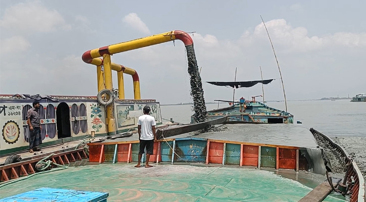 মেঘনায় অবৈধ ড্রেজিংয়ে বালু উত্তোলন, প্রশাসন নীরব