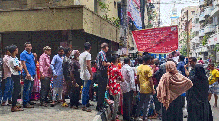 সংকটে নিম্নবিত্ত, কর্মঘণ্টা নষ্টেও মিলছে না ওএমএস-টিসিবি পণ্য!