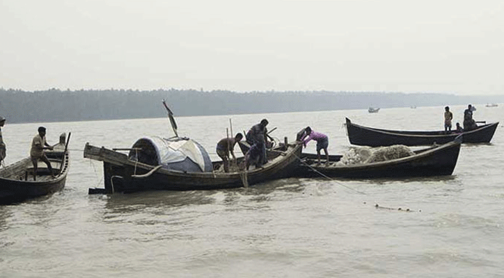 পাথরঘাটায় ট্রলার ডুবে এক জেলে নিখোঁজ 