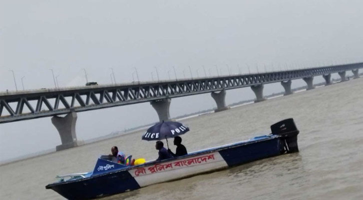 গভীর রাতে পদ্মা সেতুতে অটোরিকশা, নদীতে ঝাঁপ দিয়ে চালক নিখোঁজ