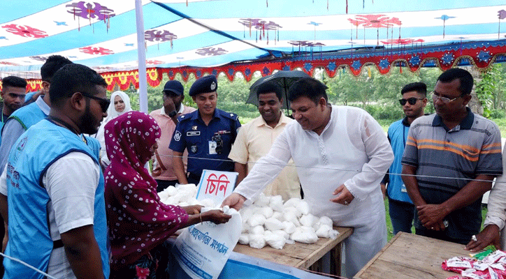 পাবনায় ২ টাকায় ঈদসামগ্রী বিতরণ