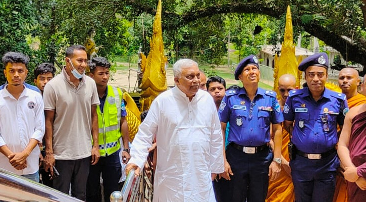 রামুর বৌদ্ধ বিহার পরিদর্শনে স্বরাষ্ট্রমন্ত্রী