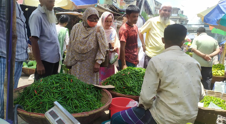 ফের বেড়েছে কাঁচা মরিচের ‘ঝাল’