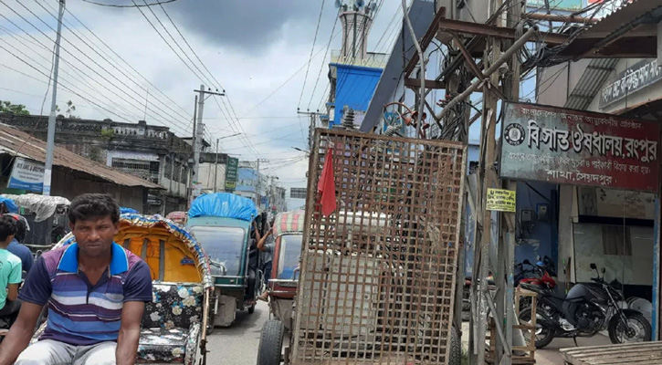 সড়কে ওপর ট্রান্সফরমার দুর্ঘটনার আশঙ্কা