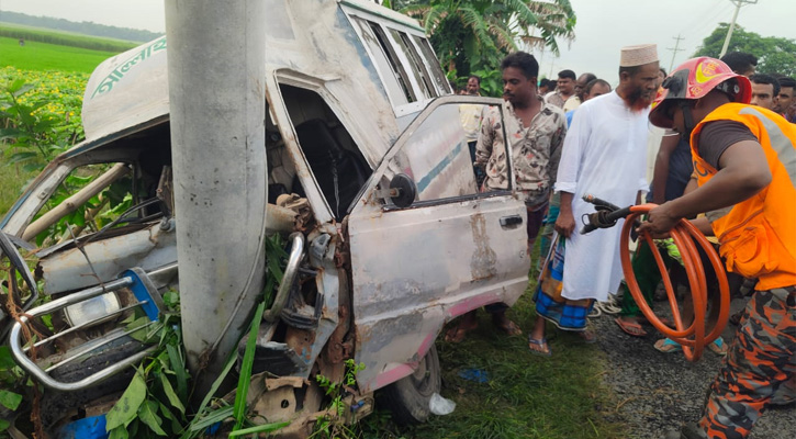 খুঁটিতে লেগুনার ধাক্কা, ভেতরে আটকে পড়া চালক উদ্ধার