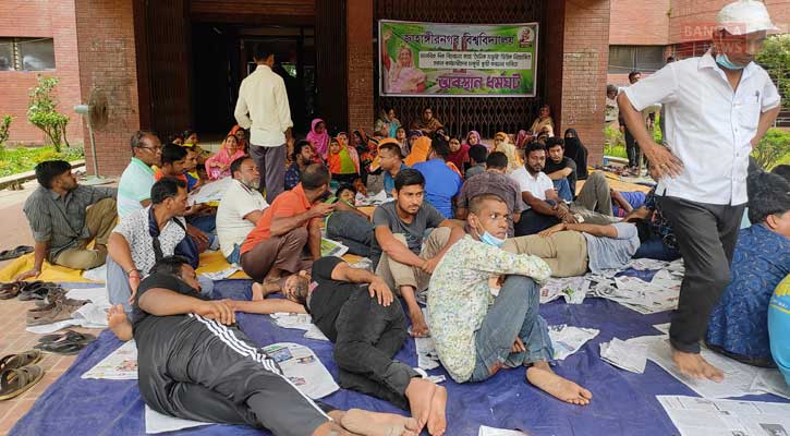 চাকরি স্থায়ীকরণের দাবিতে জাবির অস্থায়ী কর্মচারীদের ধর্মঘট