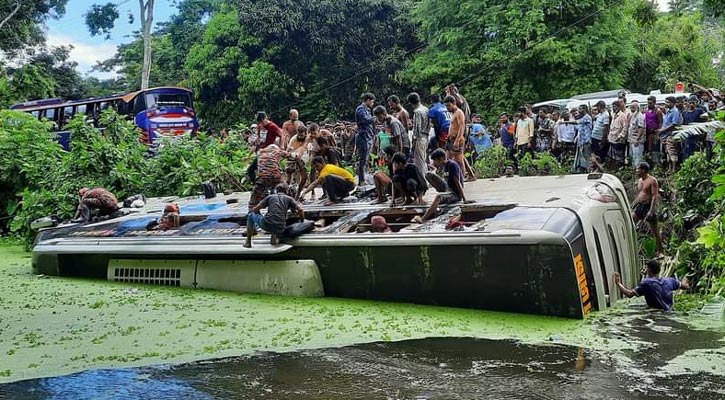 বরিশাল-ঢাকা সড়কে ডোবায় পড়ে যাওয়া বাস থেকে ১৬ যাত্রী উদ্ধার