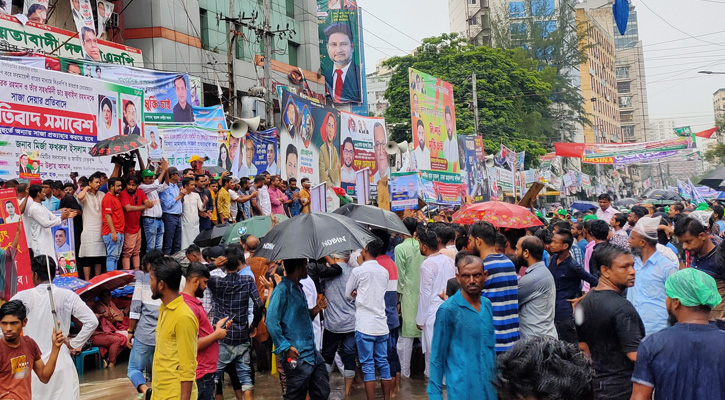 বৃষ্টি মাথায় নিয়ে বিএনপির সমাবেশে নেতাকর্মীরা