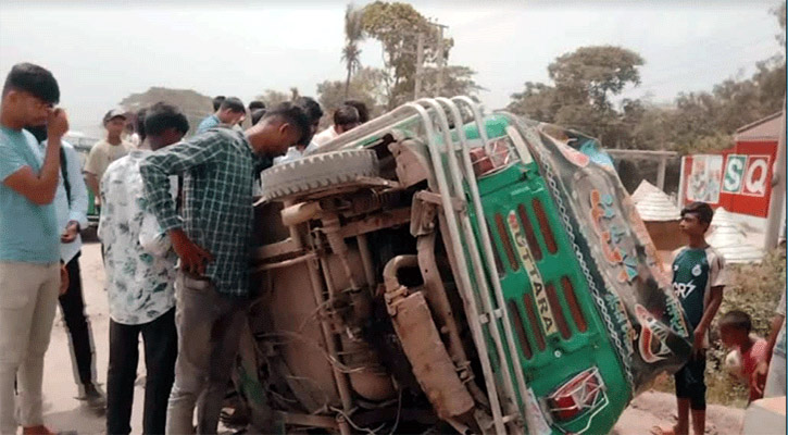 আশুগঞ্জে অটোরিকশায় কাভার্ডভ্যানের চাপা, নিহত বেড়ে ৪