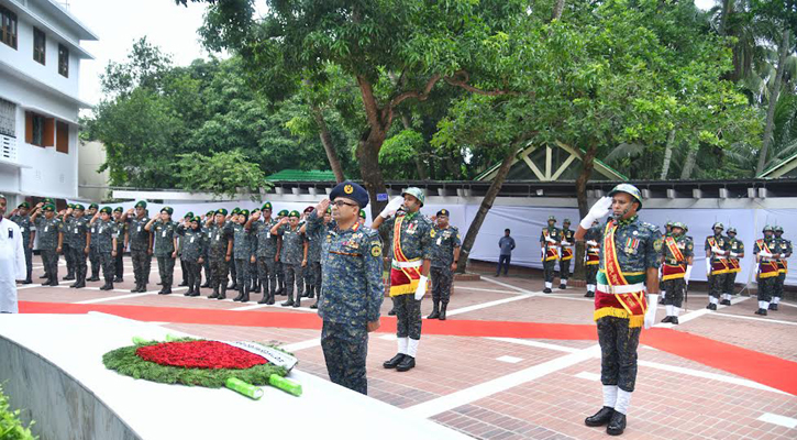 বঙ্গবন্ধুর সমাধিতে আনসার-ভিডিপি মহাপরিচালকের শ্রদ্ধা