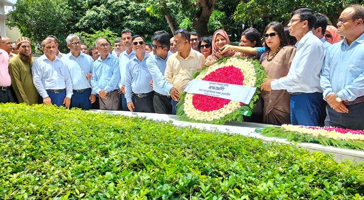 জাতির পিতার সমাধিতে ২২১ যুগ্ম সচিবের শ্রদ্ধা 