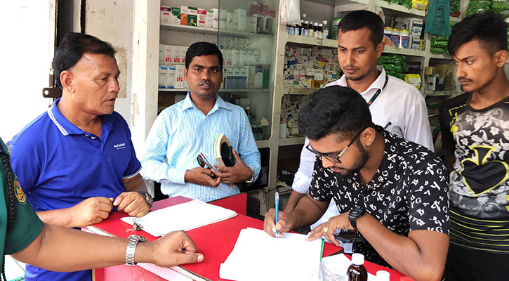 বেশি দামে স্যালাইন বিক্রির খবরে ভোক্তা অধিকারের অভিযান-জরিমানা