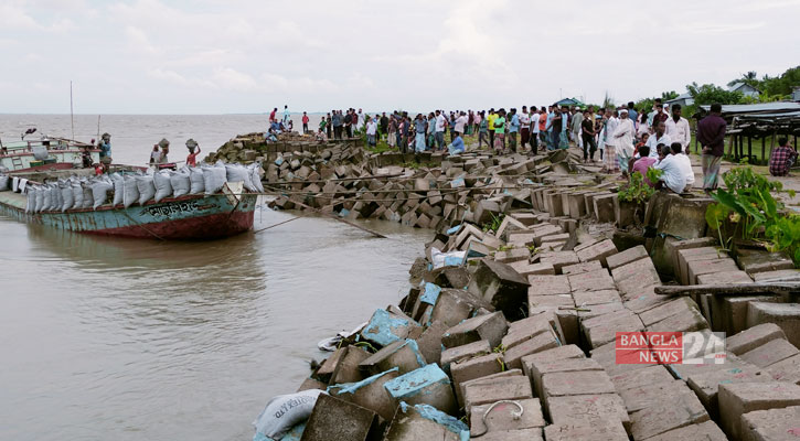 ভোলার মেঘনায় ভয়াবহ ভাঙন, সিসি ব্লকে ধস