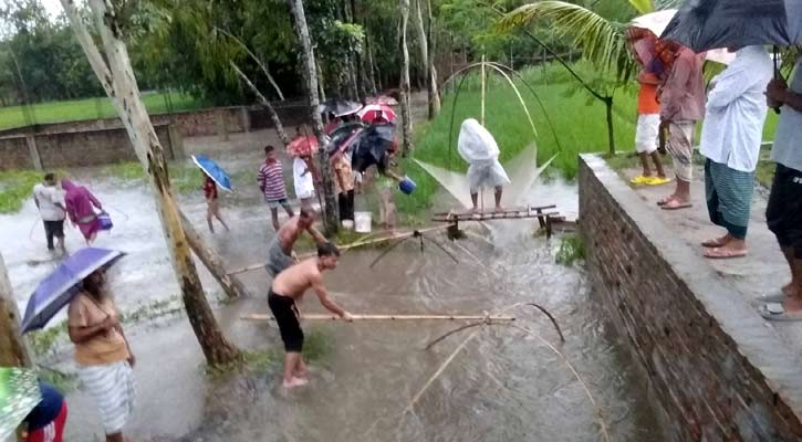 নীলফামারীতে মাছ ধরার ধুম