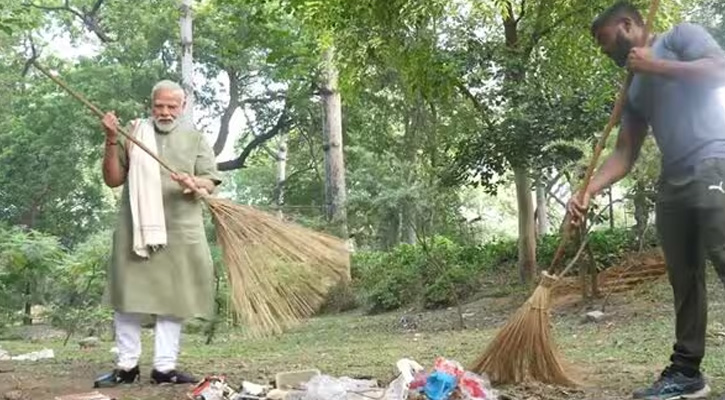 ঝাড়ু হাতে ভাইরাল নরেন্দ্র মোদি