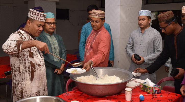 পুলিশ লাইন মেসে খাবার খেলেন ডিএমপি কমিশনার