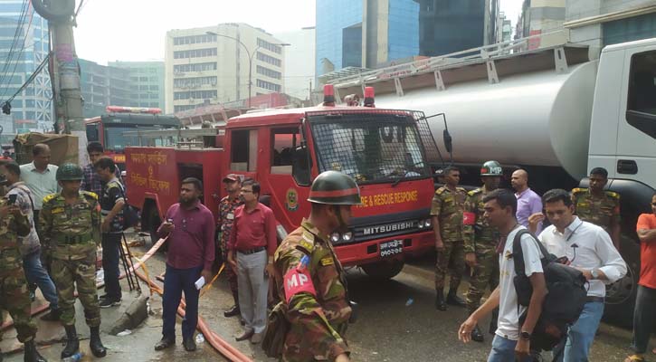 এস এ পরিবহন ভবনের আগুন নেভাতে যোগ দিল সেনাবাহিনী