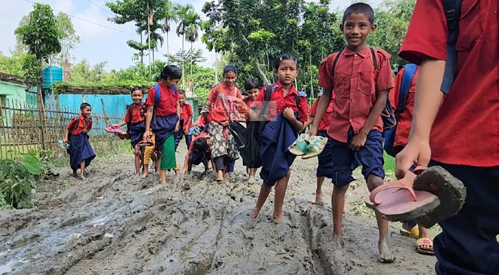 রাস্তায় কাদা, স্যান্ডেল-হাতে স্কুলে যাচ্ছে শিক্ষার্থীরা