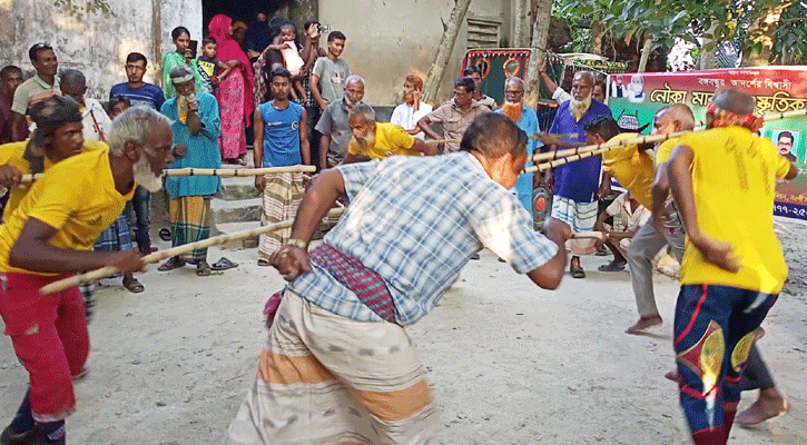 ঐতিহ্যবাহী লাঠিখেলায় উচ্ছ্বসিত গ্রামবাসী