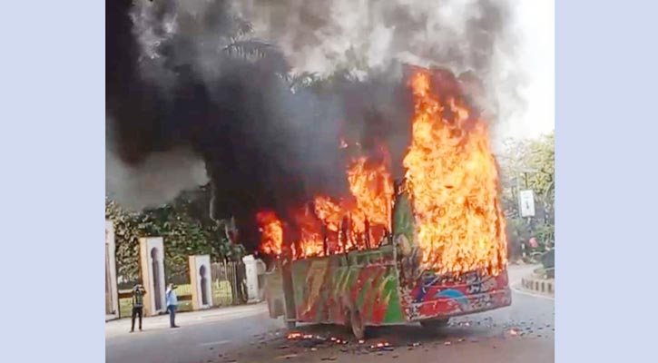 প্রেসক্লাবের সামনে বাসে আগুন