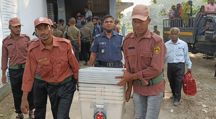 ব্রাহ্মণবাড়িয়া-২ উপনির্বাচন: কেন্দ্রে কেন্দ্রে পৌঁছে যাচ্ছে নির্বাচনী সরঞ্জাম