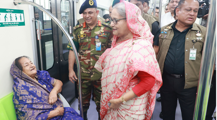 বাংলাদেশ পথ হারায়নি: মেট্রোতে চড়ে প্রধানমন্ত্রী