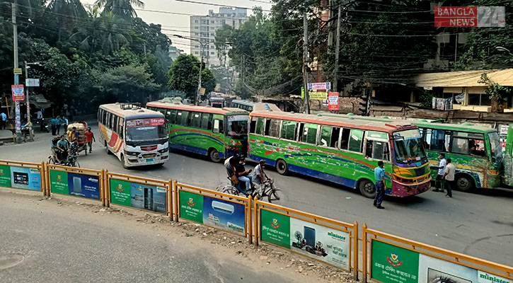 সড়কে মানুষ কম, বাসও কম