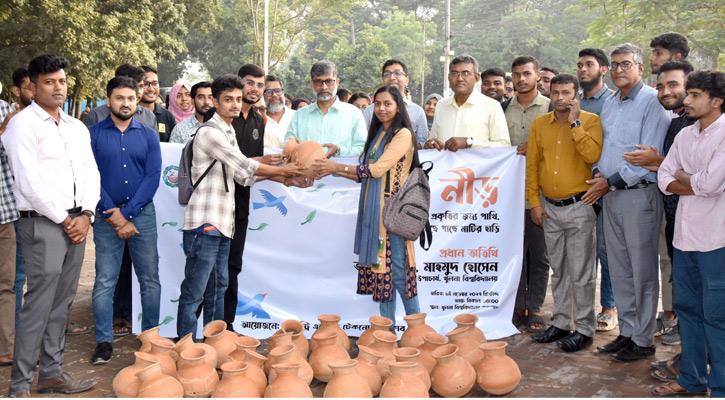 খুলনা বিশ্ববিদ্যালয়ে গাছে গাছে মাটির হাঁড়ি