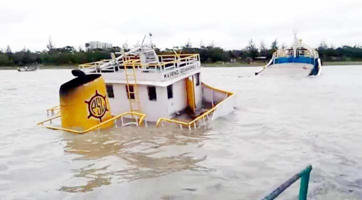 পশুর নদীতে ডুবে যাওয়া লাইটারের কয়লা অপসারণ শুরু 