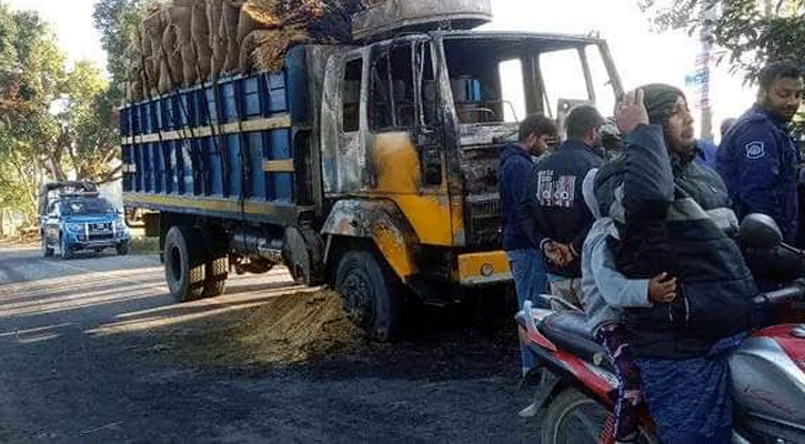 কাহারোলে ধান বোঝাই ট্রাকে আগুন দিল দুর্বৃত্তরা 