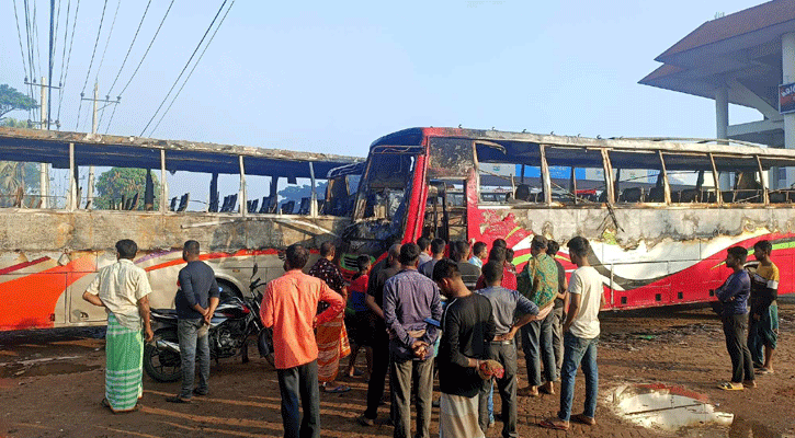 কুমিল্লায় দাঁড়িয়ে থাকা তিনটি বাসে আগুন