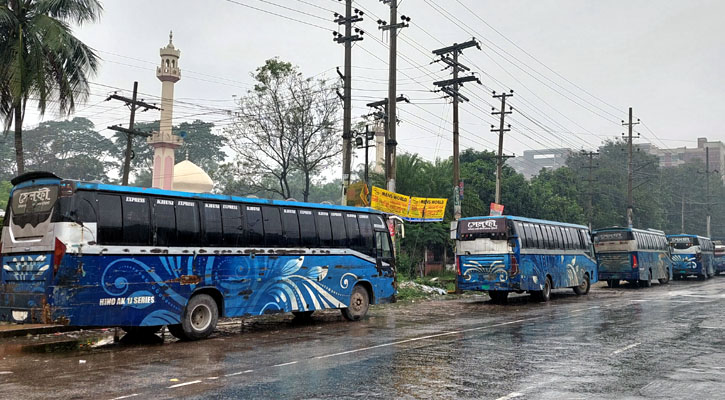 বিসিএস ক্যাডার নিহত, সেলফির ২৫ বাস আটকালেন শিক্ষার্থীরা